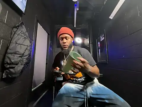 Snapshot of nymphoandthebeast69 chatting on February 2026 02:07:02 AM nymphoandthebeast69 online show from February 2026 02:07:02 AM