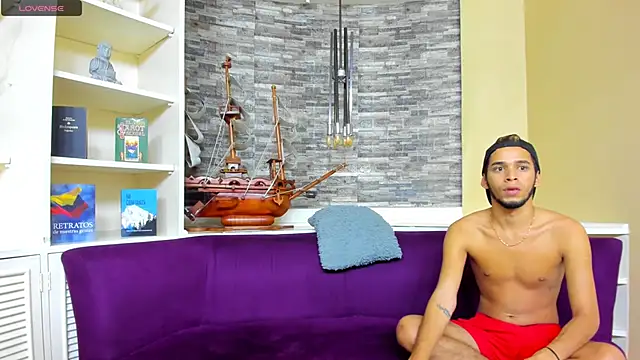 Juicy Creww online show from October 2025 09:28:02 AM