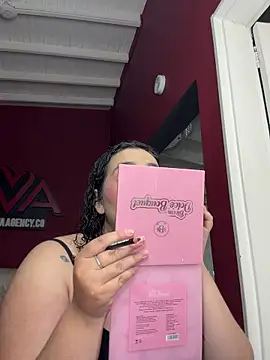 krisstenSantos online show from January 2026 01:24:01 PM