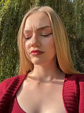 MilaMoone online show from November 2025 11:00:02 AM