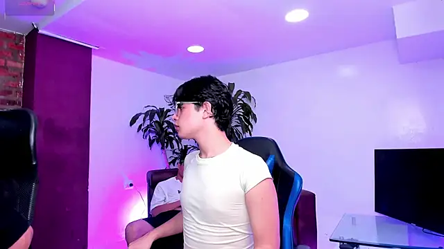 Hot Threesomee online show from September 2025 01:48:02 PM