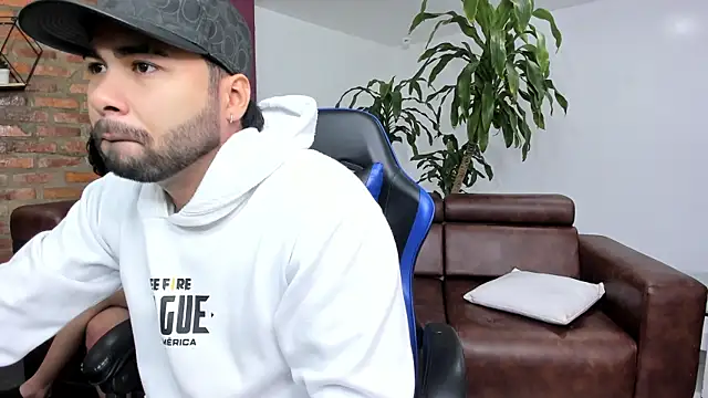 Hot Threesomee online show from October 2025 01:08:02 PM