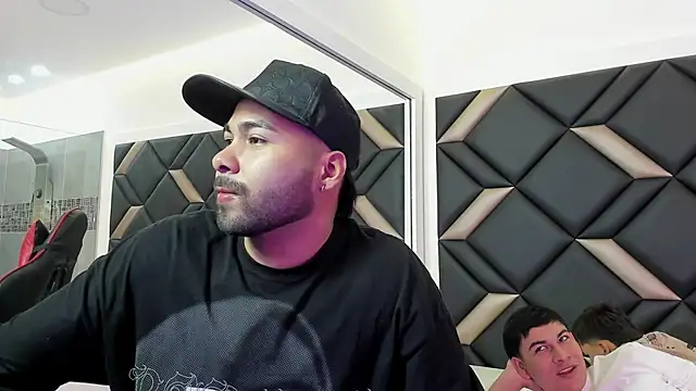 Hot Threesomee online show from November 2025 01:07:02 PM