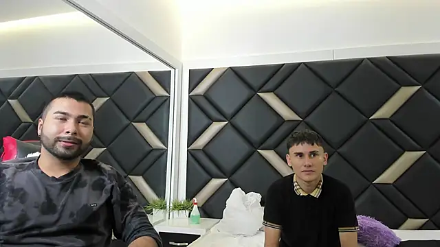 Hot Threesomee online show from November 2025 01:11:01 PM