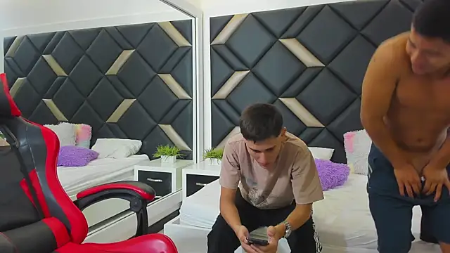 Hot Threesomee online show from November 2025 01:02:02 PM