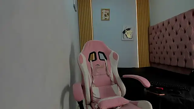 Naomis 35 online show from October 2025 07:56:01 PM