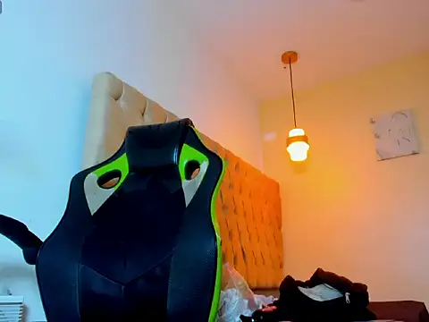 Naomis 35 online show from October 2025 07:12:01 PM