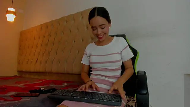 Naomis 35 online show from January 2026 07:39:02 PM