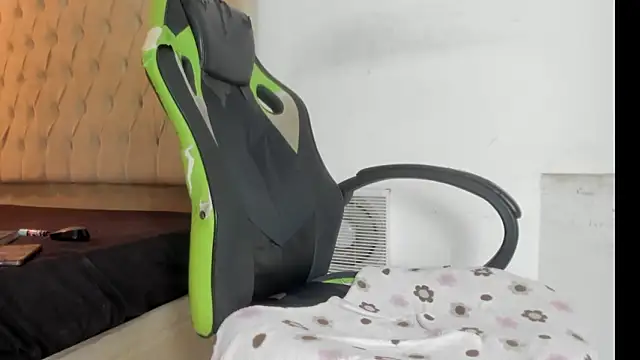 Naomis 35 online show from February 2026 08:03:02 PM