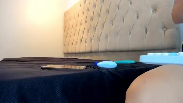 Naomis 35 online show from February 2026 07:44:02 PM