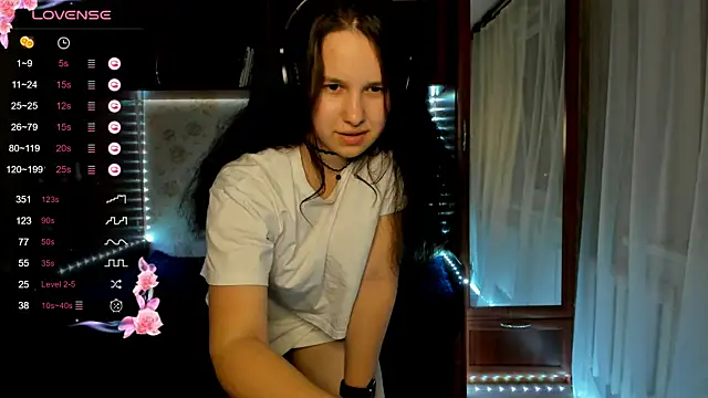 MandaDestiche online show from October 2025 05:47:03 PM