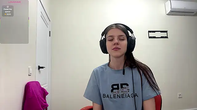 Snapshot of Elira_Breeze chatting on February 2026 01:16:02 PM Elira Breeze online show from February 2026 01:16:02 PM