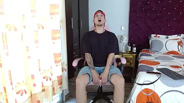 Snapshot of BooyHott_ chatting on October 2025 07:32:01 PM BooyHott online show from October 2025 07:32:01 PM