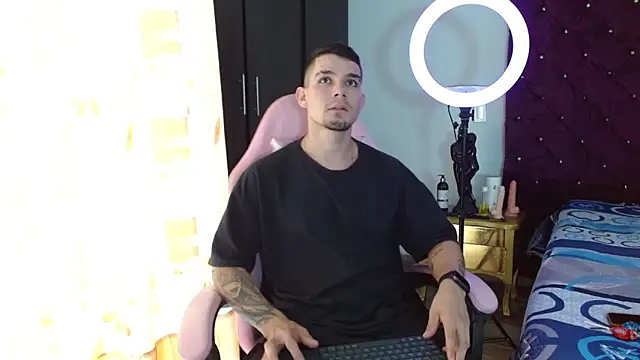 Snapshot of BooyHott_ chatting on November 2025 06:40:02 PM BooyHott online show from November 2025 06:40:02 PM