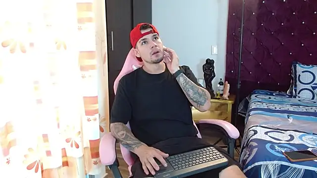 Snapshot of BooyHott_ chatting on November 2025 06:52:02 PM BooyHott online show from November 2025 06:52:02 PM