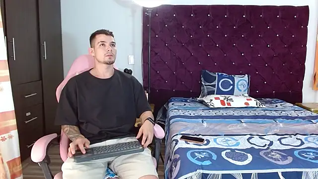 Snapshot of BooyHott_ chatting on November 2025 06:51:01 PM BooyHott online show from November 2025 06:51:01 PM