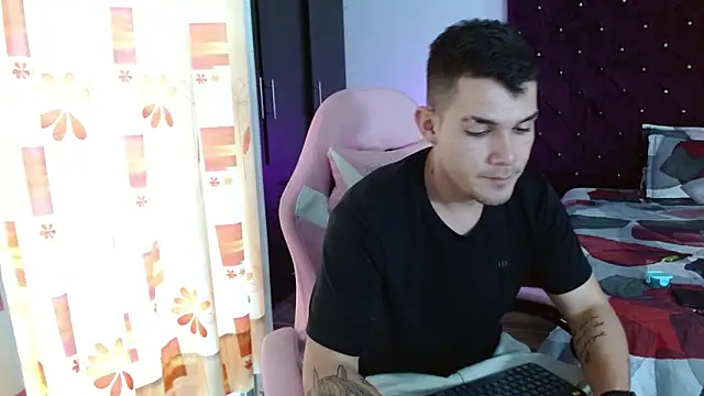 Snapshot of BooyHott_ chatting on November 2025 07:34:02 PM BooyHott online show from November 2025 07:34:02 PM