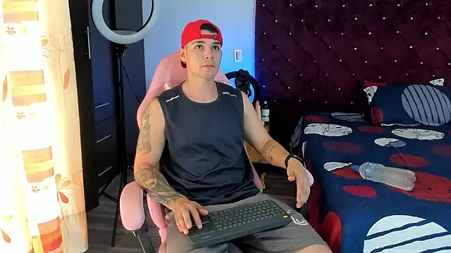 Snapshot of BooyHott_ chatting on November 2025 06:43:01 PM BooyHott online show from November 2025 06:43:01 PM