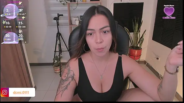 Snapshot of TaniaVelvet chatting on November 2025 06:40:02 PM TaniaVelvet online show from November 2025 06:40:02 PM