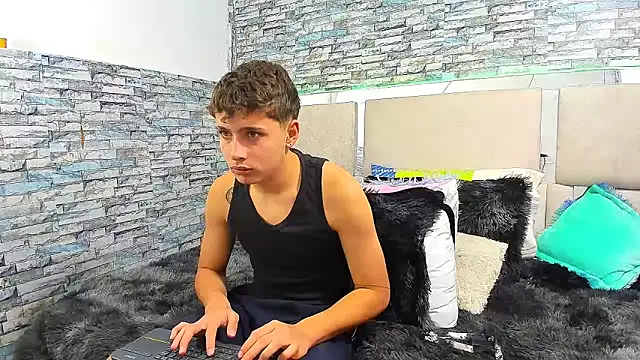 Julian wolf18 online show from September 2025 01:47:02 PM