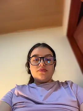 Aphrill online show from May 2026 09:33:01 PM