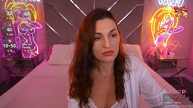 Snapshot of EllaGoldenn chatting on December 2025 09:42:01 PM EllaGoldenn online show from December 2025 09:42:01 PM