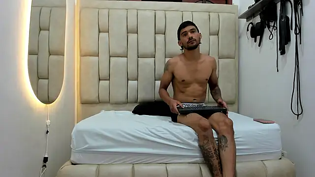 Snapshot of SeleneAndDorian chatting on October 2025 07:23:02 PM SeleneAndDorian online show from October 2025 07:23:02 PM