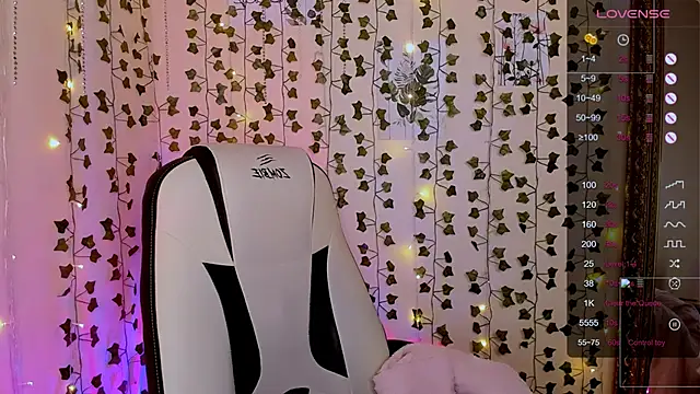 Snapshot of LinaBlossom_ chatting on February 2026 06:12:02 AM LinaBlossom online show from February 2026 06:12:02 AM