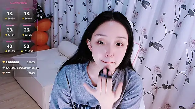 Niannian- online show from November 2025 05:03:02 PM