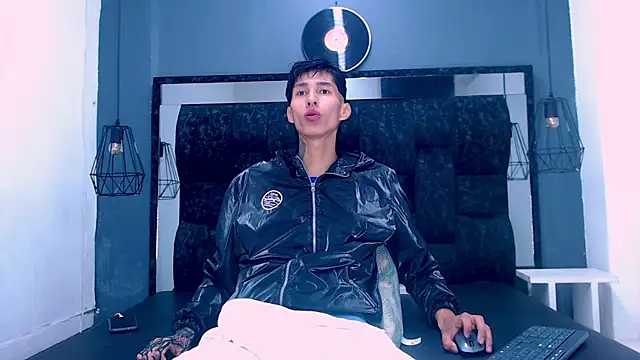 Daniel delux  online show from November 2025 12:33:02 PM