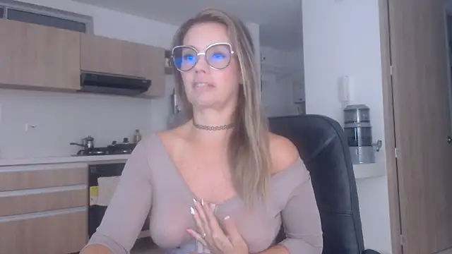 LovePaula online show from October 2025 11:07:01 AM