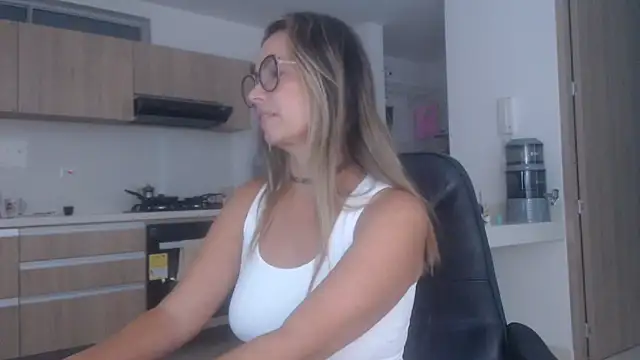 LovePaula online show from November 2025 12:38:01 PM