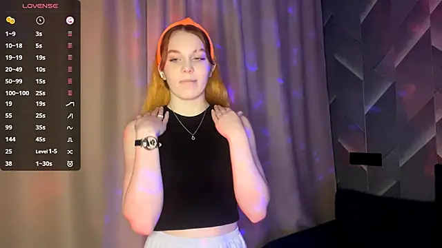 FoxLina online show from December 2025 08:06:02 PM