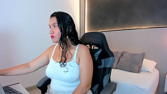 zoee zi online show from October 2025 07:15:01 PM