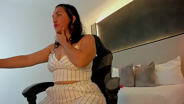 zoee zi online show from November 2025 07:03:01 PM