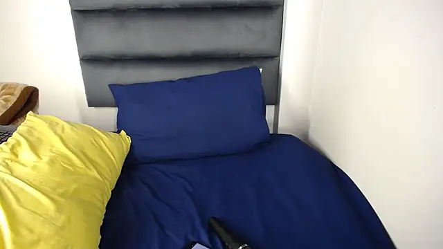 Juiceybileh online show from November 2025 08:01:01 PM