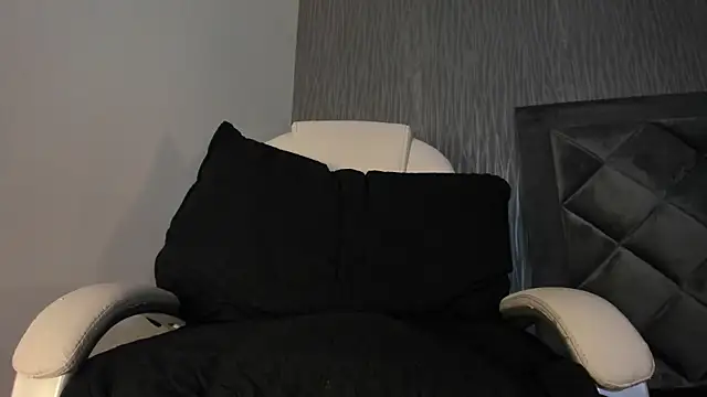 dylan cross  online show from October 2025 11:32:02 AM