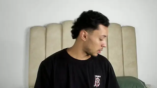 Snapshot of aroncooper1 chatting on October 2025 09:51:01 AM aroncooper1 online show from October 2025 09:51:01 AM