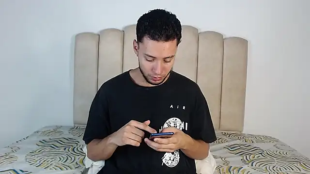 Snapshot of aroncooper1 chatting on January 2026 01:41:02 AM aroncooper1 online show from January 2026 01:41:02 AM