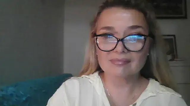 Myrienna online show from September 2025 05:40:02 PM