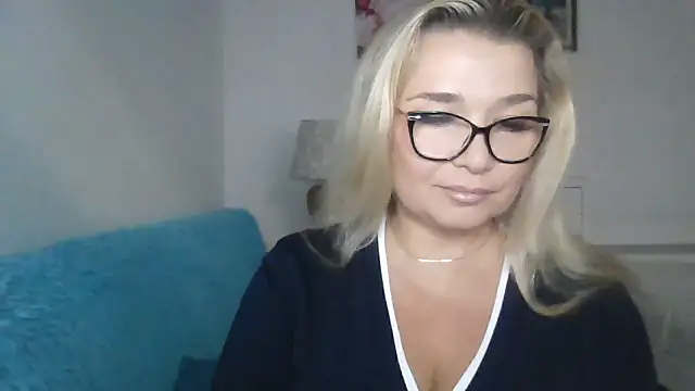 Myrienna online show from September 2025 07:41:01 PM