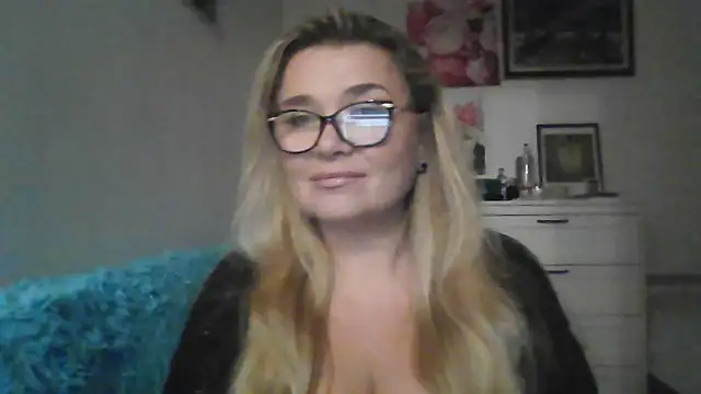 Myrienna online show from October 2025 10:40:02 PM