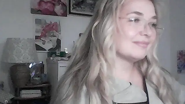 Myrienna online show from November 2025 09:36:01 PM