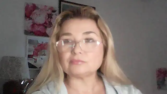 Myrienna online show from November 2025 11:06:01 PM