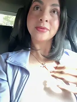 LlianneDiamond1 online show from November 2025 03:05:01 PM