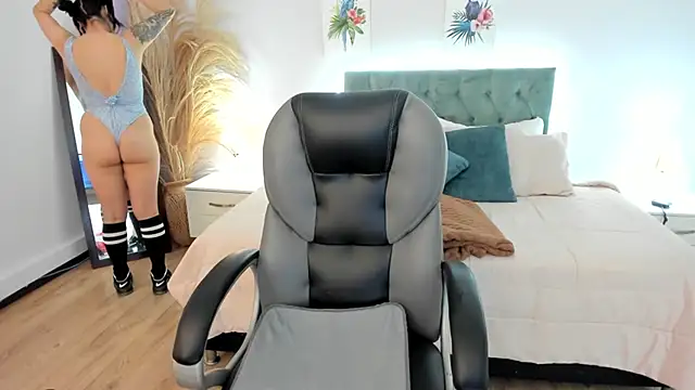 Antonela vargas online show from November 2025 12:15:02 PM