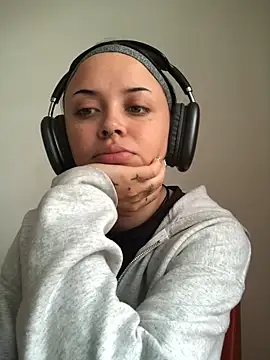 NaiaWhisper online show from September 2025 02:33:02 PM