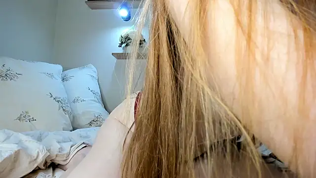 Red FoxGirl online show from April 2026 06:10:01 PM