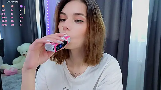 LunaraRada online show from October 2025 09:32:01 AM