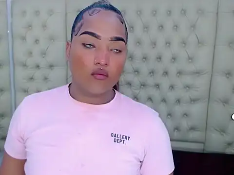 AuroraRoss online show from November 2025 06:10:01 PM